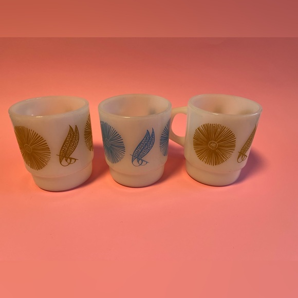 Set of 3 vintage fireking milk glass mugs with flower leaf design - Picture 3 of 5